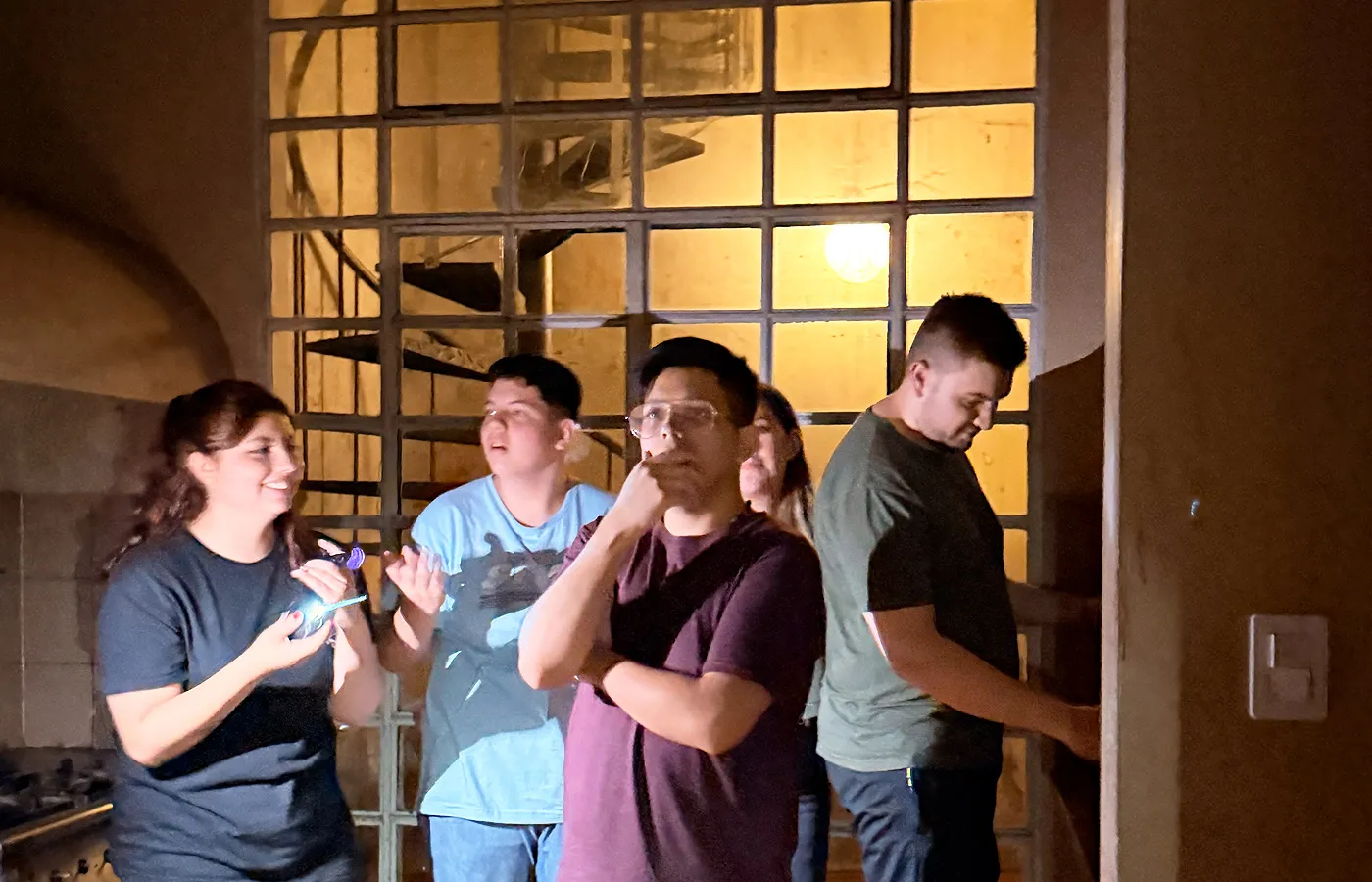 Grupo analizando en lugar
